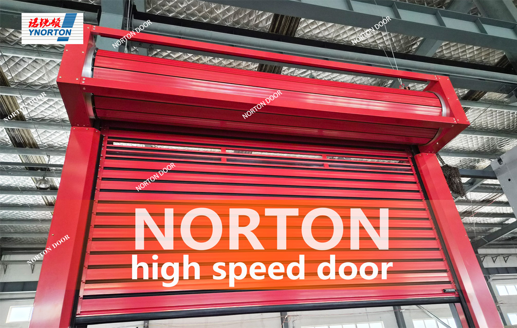 Gudang iki nggunakake lawang kanthi cepet kanggo nambah efisiensi.